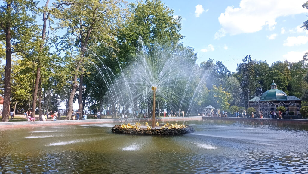 Фонтан в Петергофе